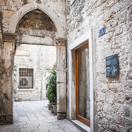 Diocletian Pearl With Parking Private Сплит